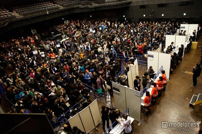 ファン1万人が殺到し熱に包まれる