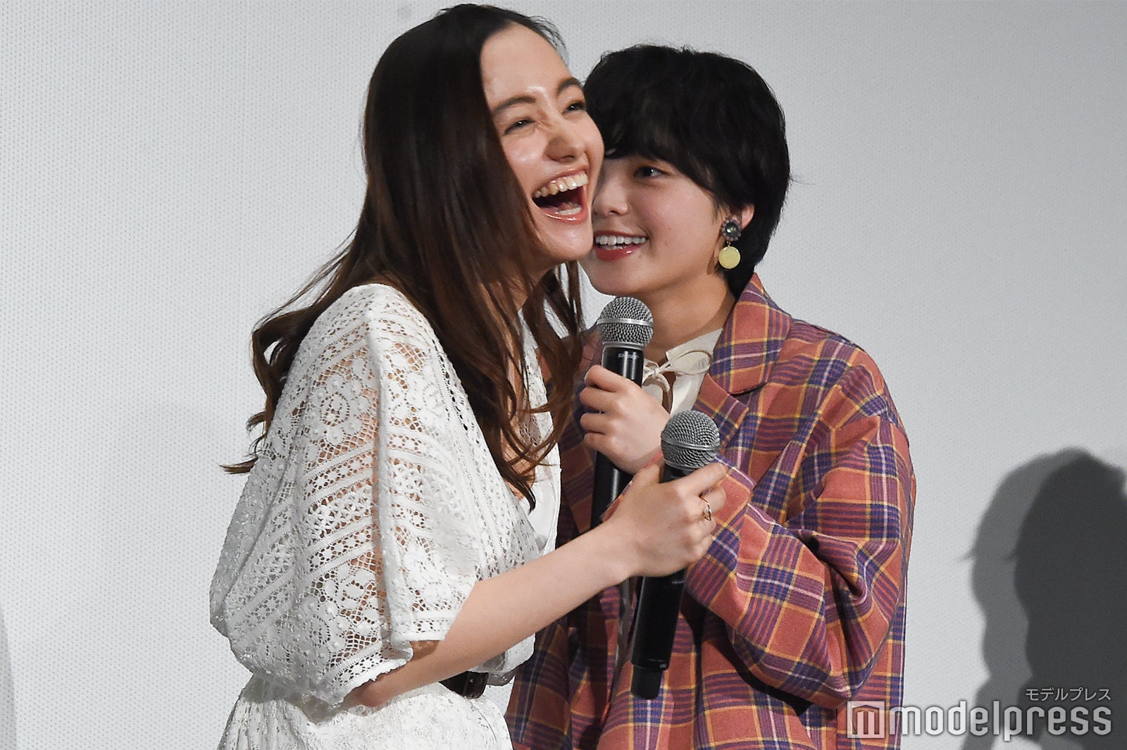 寄り添うアヤカ・ウィルソン、平手友梨奈（C）モデルプレス