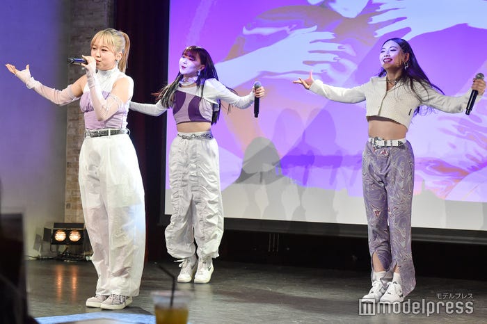 iScream(左から)YUNA、HINATA、RUI(C)モデルプレス