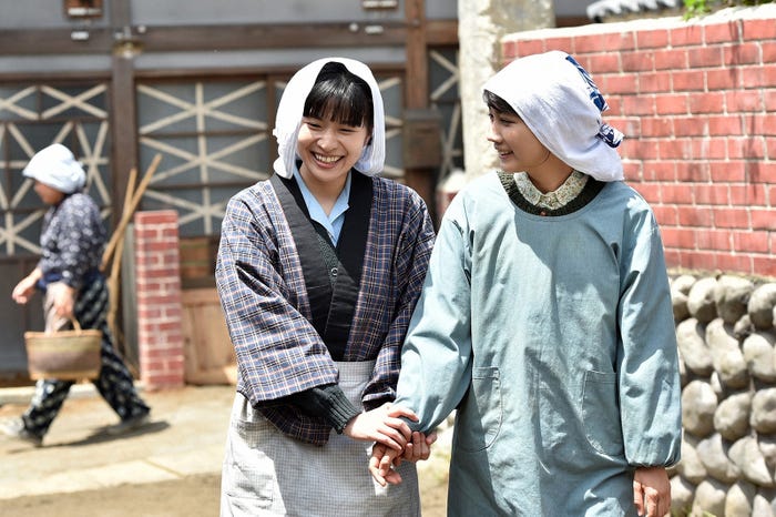 土村芳、松本穂香/「この世界の片隅に」(C)TBS