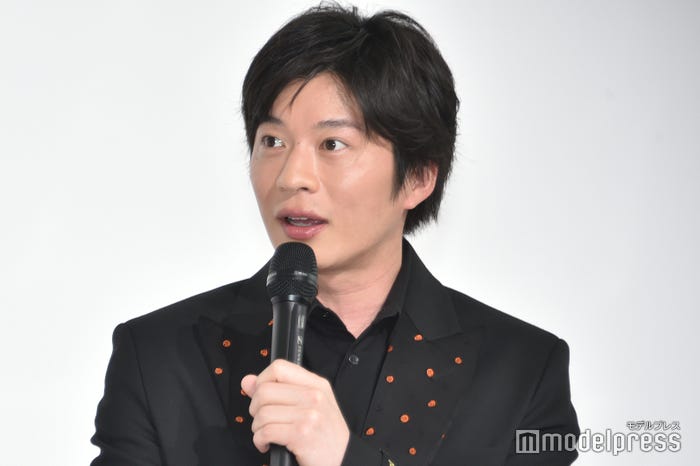 スタッフに「キスシーン多くない?」と言われて「お前が言うなよ!」と思わずツッコむ田中圭(C)モデルプレス