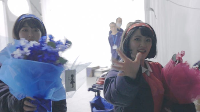 峯岸みなみ、高橋みなみ/メイキング映像より(提供写真)