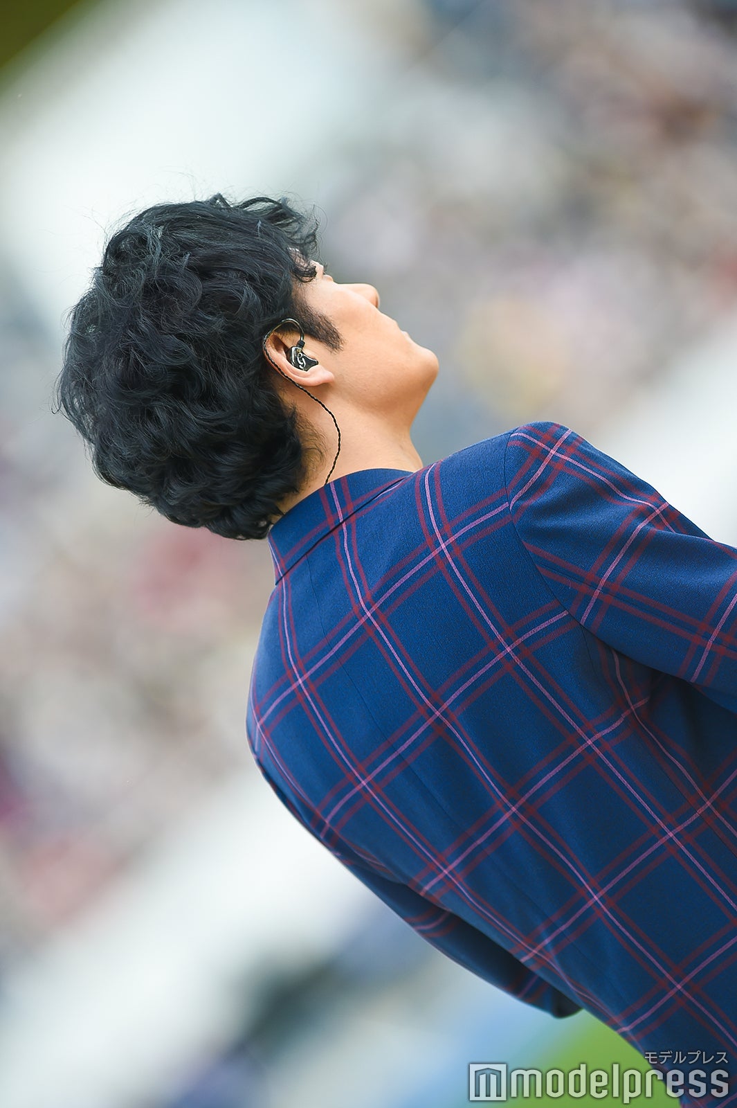 稲垣吾郎（後ろ）／ （C）モデルプレス