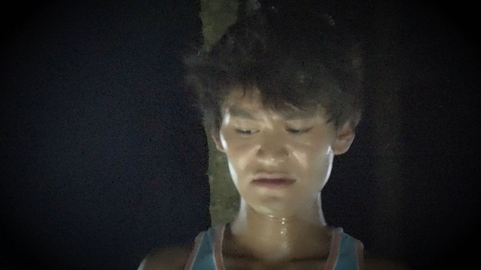 BBQの準備中、鬱屈したオーラを出すシャイボーイ／「あいのり：Asian Journey」第19話より（C）フジテレビ