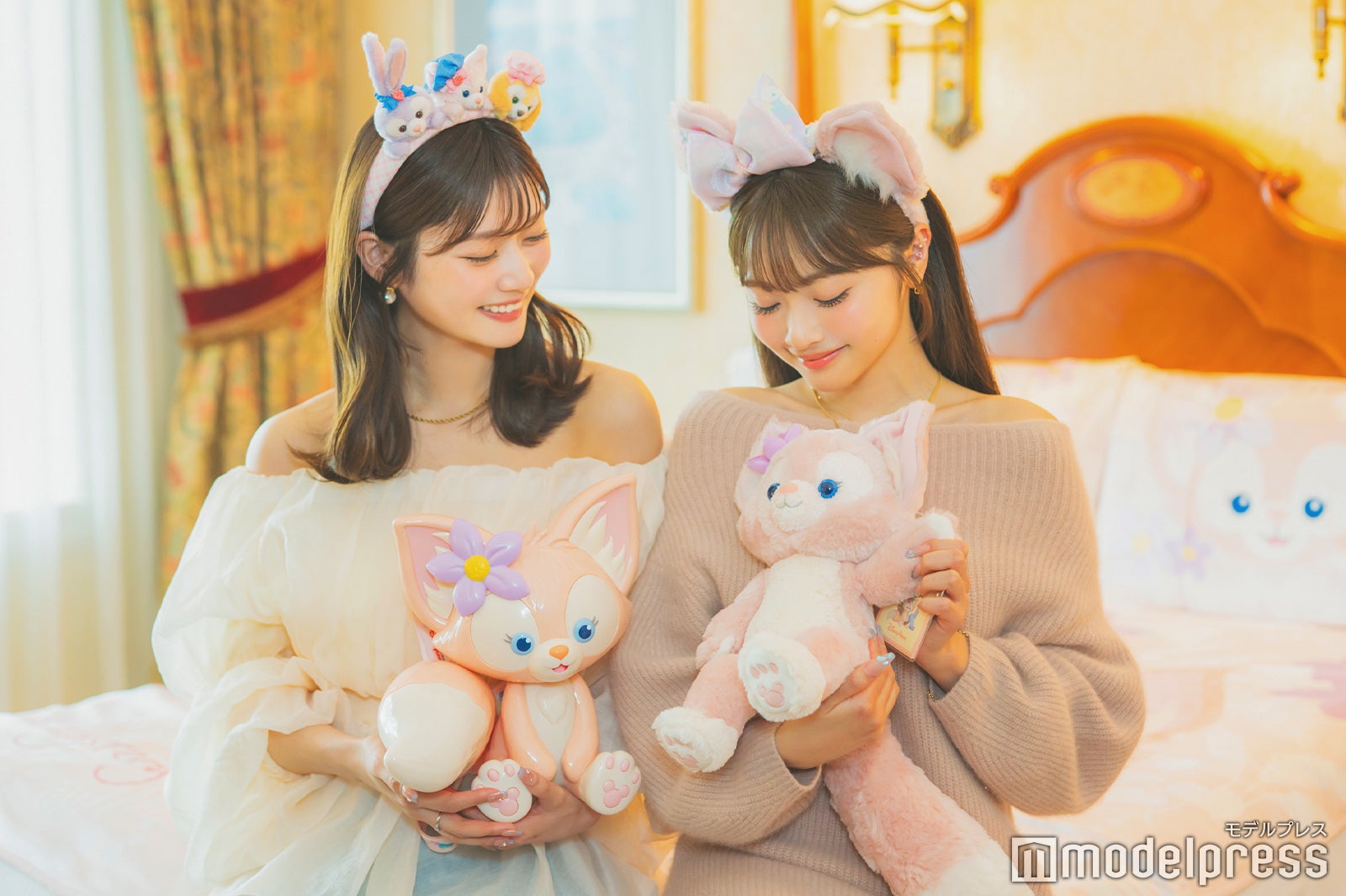 リーナ・ベルのポップコーンバケットとぬいぐるみ（C）モデルプレス