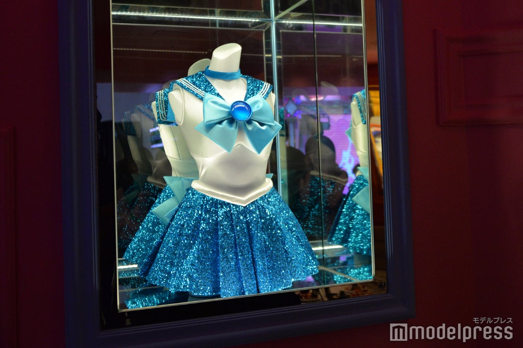 衣装展示（C）モデルプレス