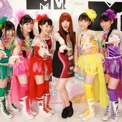国際的音楽授賞式「MTV VIDEO MUSIC AWARDS JAPAN 2013」にて、スペシャルパフォーマンスを披露したももいろクローバーＺとカーリー・レイ・ジェプセン（左から4番目）