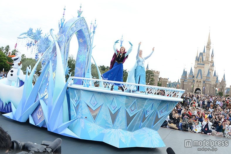 「ディズニー・クリスマス・ストーリーズ」雪と氷の世界のフロート