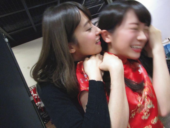 衛藤美彩&秋元真夏のじゃれあい(撮影/堀未央奈)(提供写真)