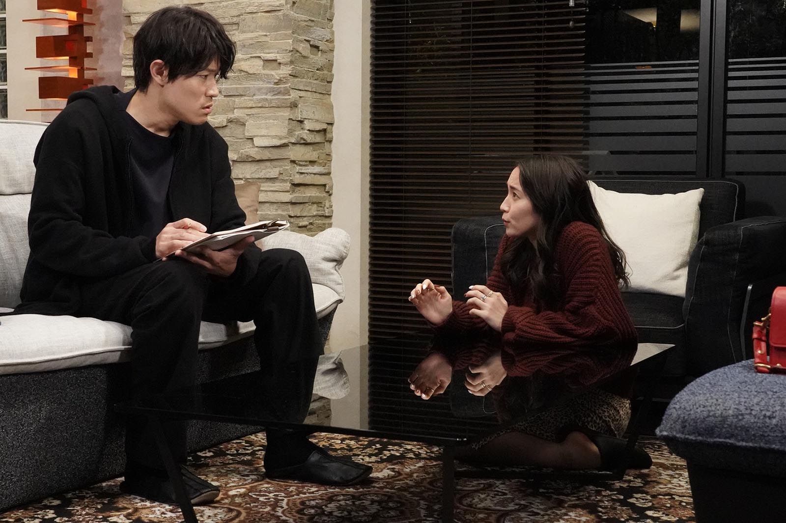 鈴木亮平、吉岡里帆「レンアイ漫画家」第3話より（C）フジテレビ