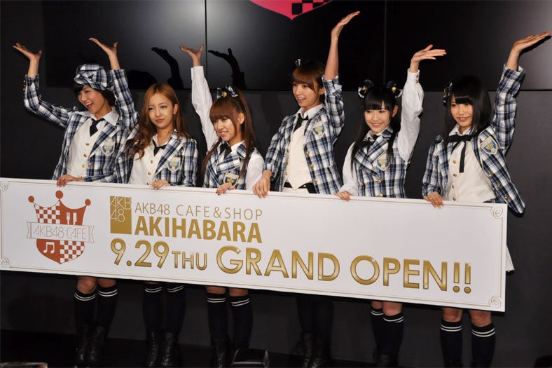 AKB48（左から：宮澤佐江、板野友美、高橋みなみ、篠田麻里子、渡辺麻友、横山由依）