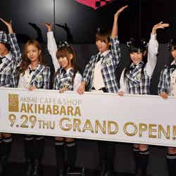 AKB48（左から：宮澤佐江、板野友美、高橋みなみ、篠田麻里子、渡辺麻友、横山由依）