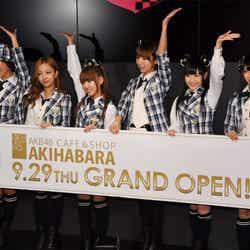 AKB48(左から:宮澤佐江、板野友美、高橋みなみ、篠田麻里子、渡辺麻友、横山由依)