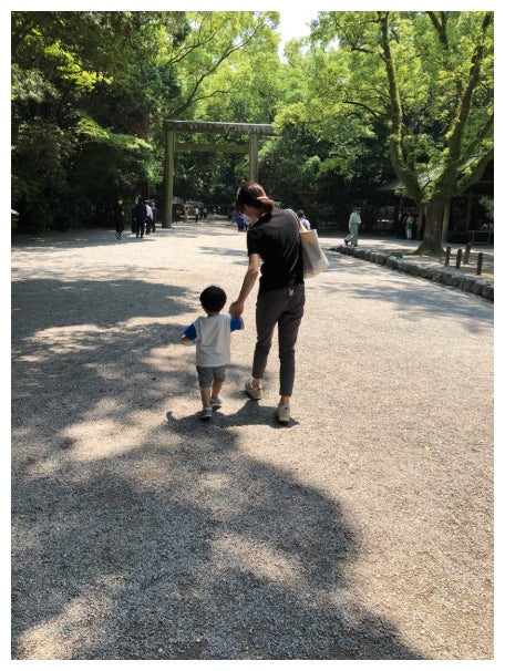 息子と手をつなぐ釈由美子／釈由美子オフィシャルブログ（Ameba）より