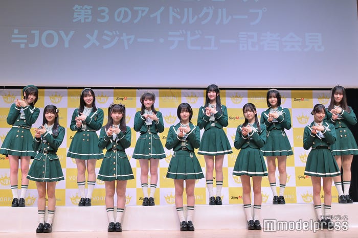≒JOY(後列左から)小澤愛実、逢田珠里依、山野愛月、山田杏佳、藤沢莉子、高橋舞(前列左から)大信田美月、天野香乃愛、江角怜音、市原愛弓、村山結香(C)モデルプレス