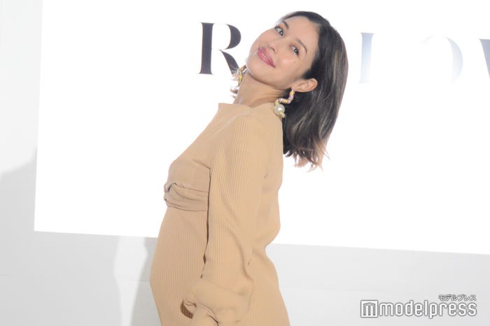 2020年10月、妊娠7ヶ月のふっくらお腹でイベントに出席したBENI (C)モデルプレス