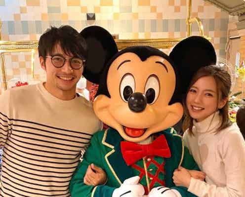 真野恵里菜、夫・柴崎岳選手とパリでクリスマスディズニー「憧れの夫婦」「笑顔が素敵」と反響