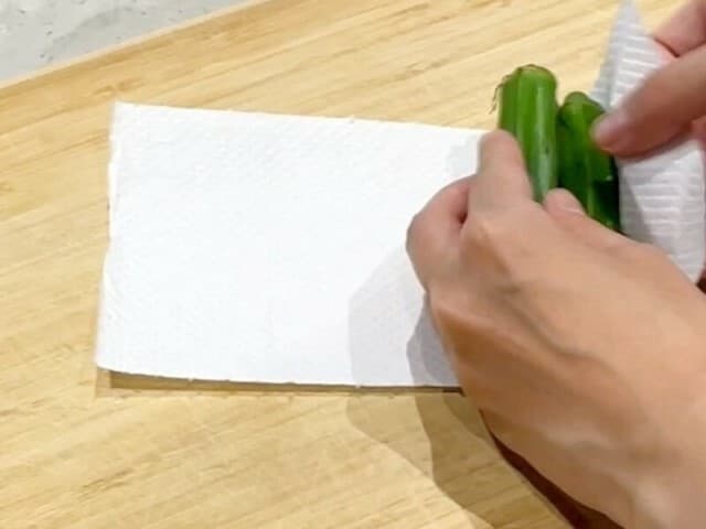 数本まとめてキッチンペーパーでくるくる。ネットのままより長持ちします