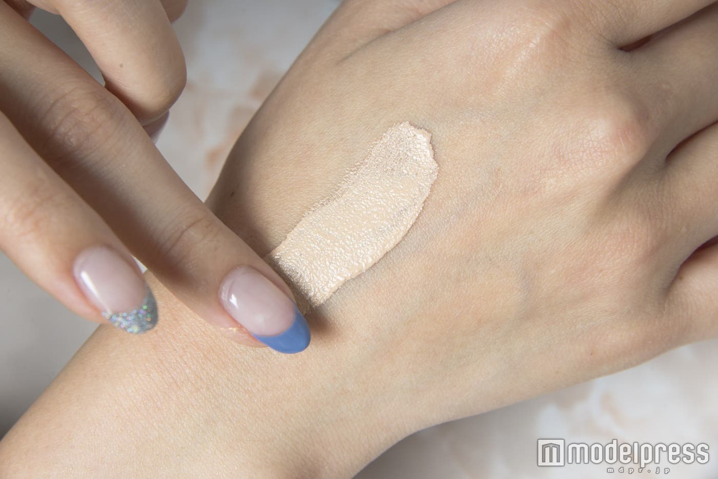 伸びのよいテクスチャーで肌なじみも◎(C)モデルプレス