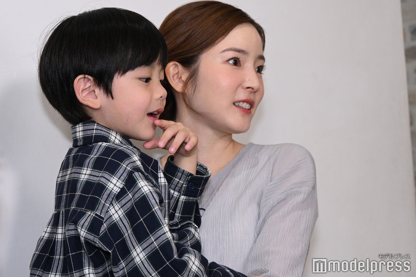 松島聡と白洲迅の料理を見守る櫻くん、蓮佛美沙子（C）モデルプレス