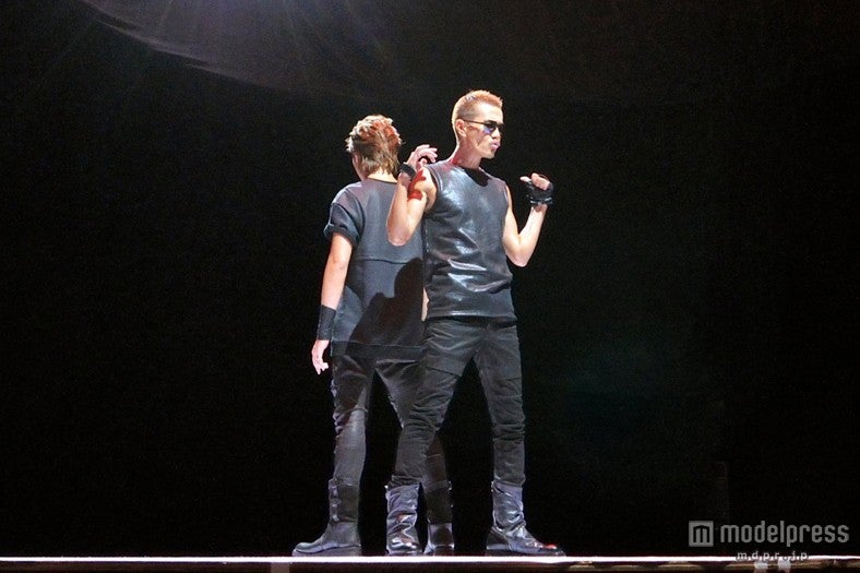 「コカ・コーラ・ゼロ」の新CM（9月3日よりオンエア）の撮影を行ったEXILE・TAKAHIRO（左）とATSUSHI（右）／メイキングカット