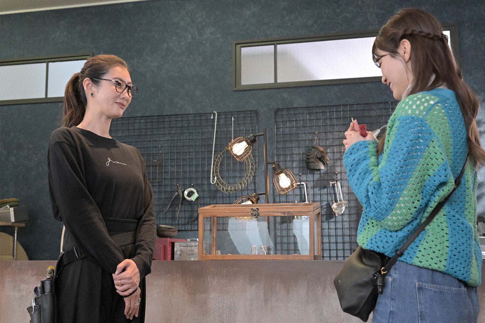 ともさかりえ、生見愛瑠「くるり～誰が私と恋をした？～」第2話より（C）TBS