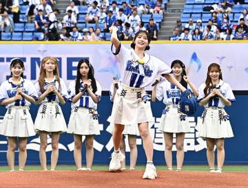 AKB48・伊藤百花 ノーバン始球式 声を上げて小躍り スタンドからも感嘆の声