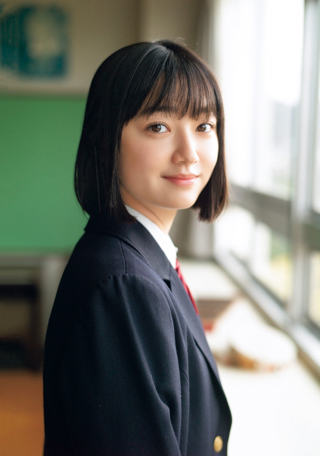 注目女優・小宮山莉渚、制服姿で少年誌初登場　ニューヒロイン誕生の予感