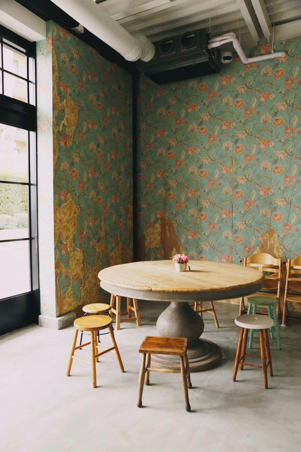 ビンテージ風の花柄の壁紙は写真映えも◎／画像提供：815 Coffee Stand
