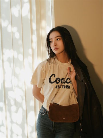Koki, 美しさ際立つシンプルなTシャツ＆デニムパンツ姿の「COACH」ルックで魅了