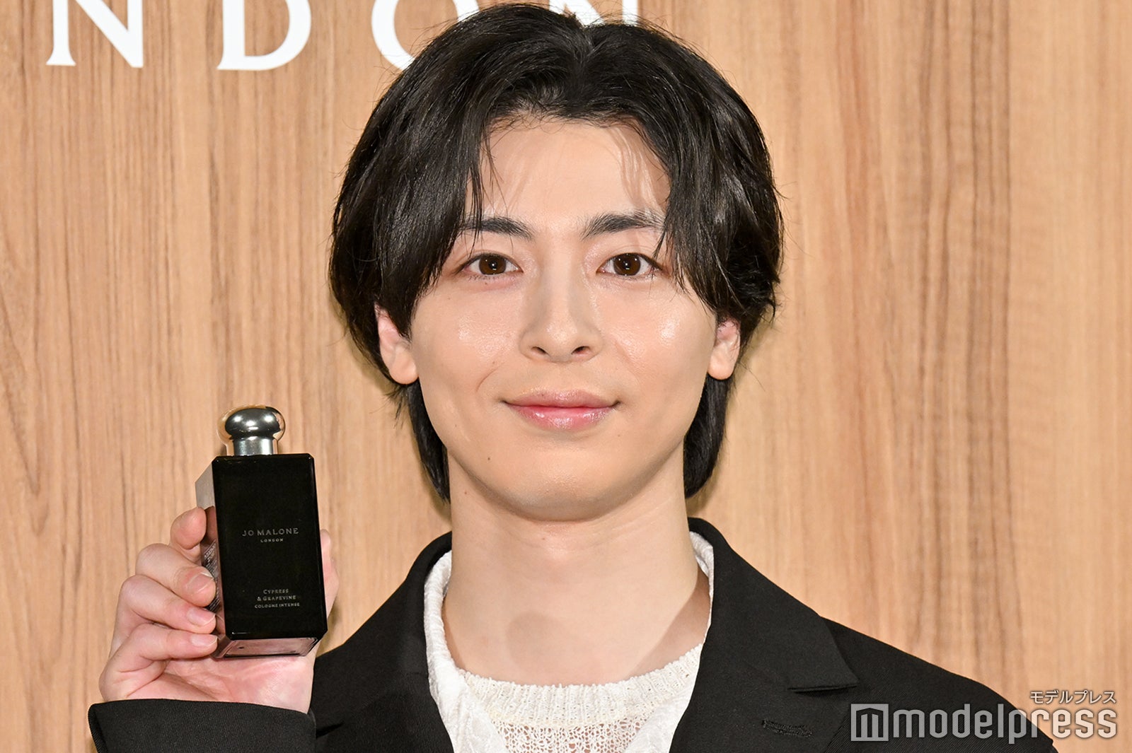 高杉真宙、ブラックスーツ着こなす “かっこいい男性”の理想像とは「勉強をしていきたい」
