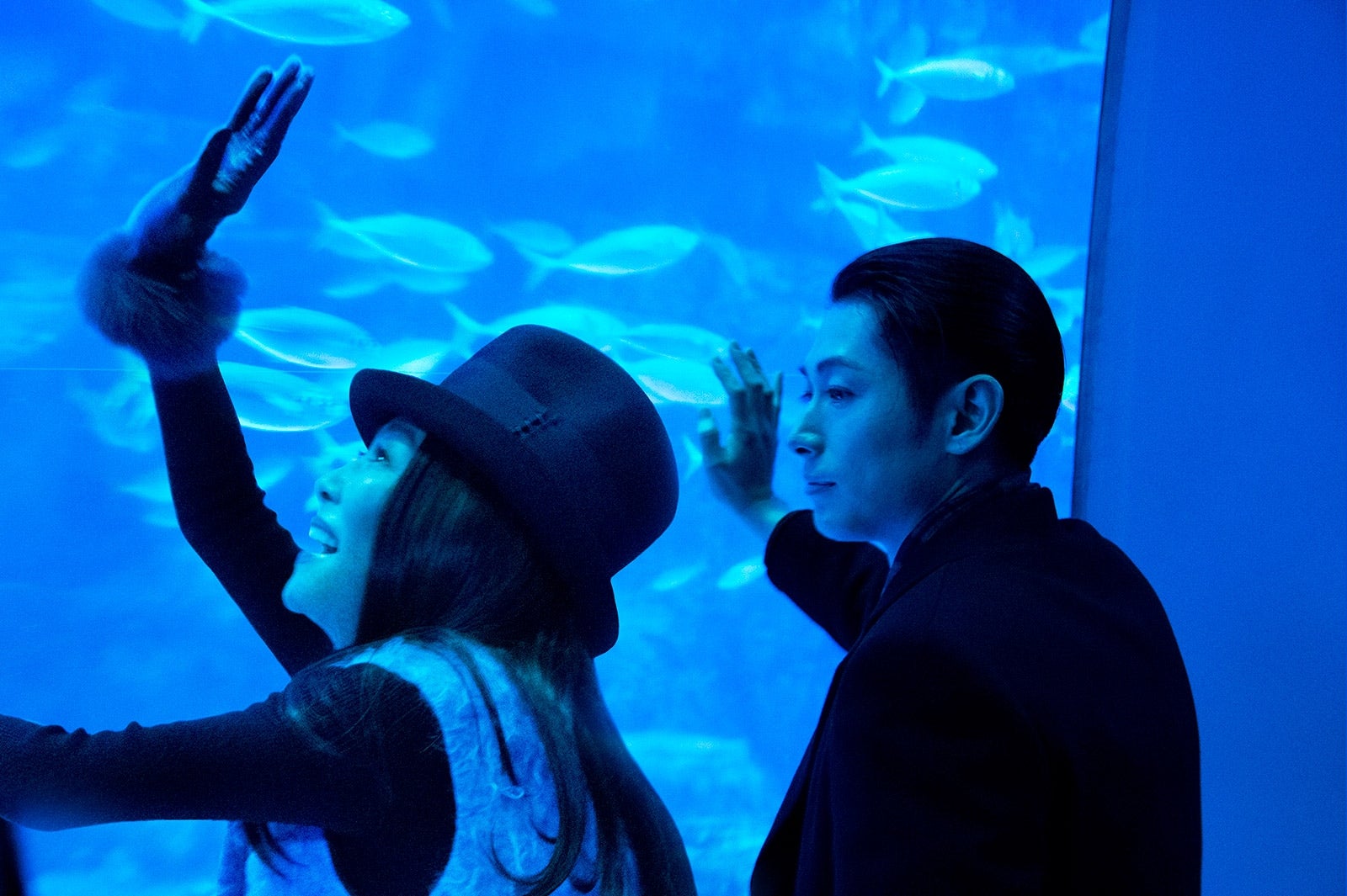 （右）ディーン・フジオカ （C）「結婚」製作委員会 