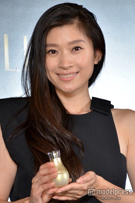 画像6 7 篠原涼子 セクシーなミニドレスで登場 美肌の秘訣を明かす モデルプレス