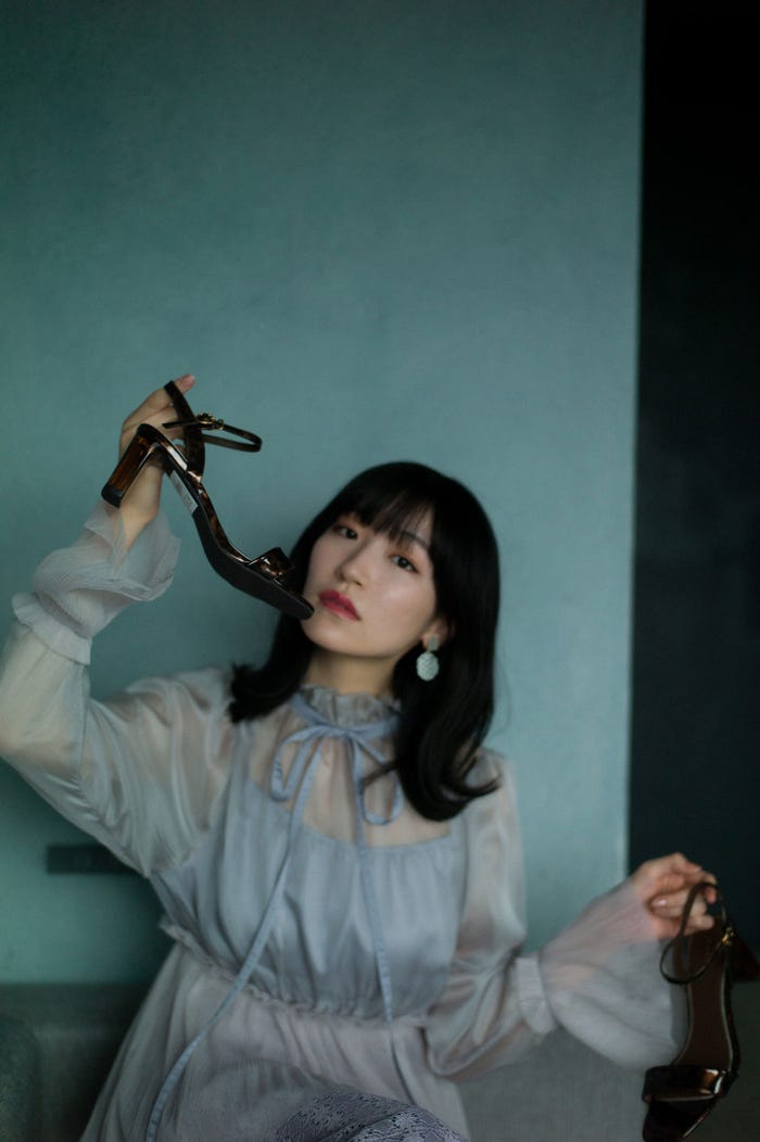 前島亜美/写真集「白群」掲載カット(C)細居幸次郎/小学館