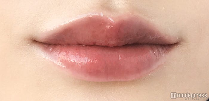 クリアなブラックで絶妙なスモーキーカラーに/モデル・田辺かほ(C)モデルプレス