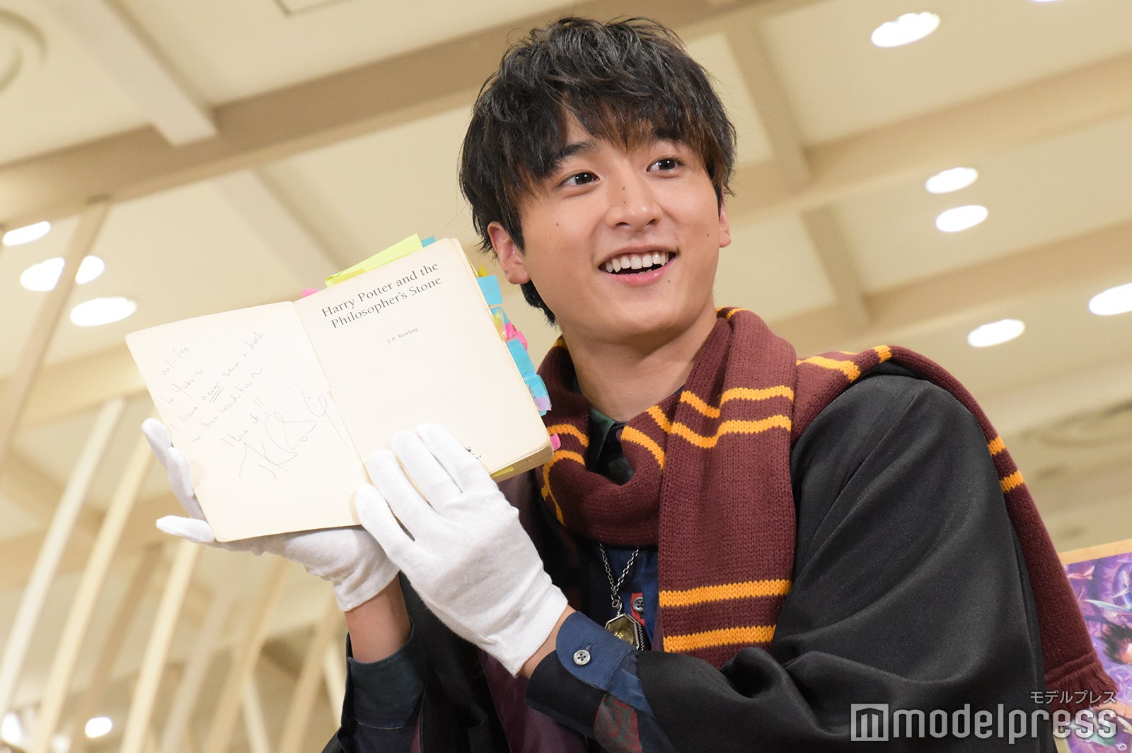 翻訳に使用した原本を手に取る小関裕太 （C）モデルプレス