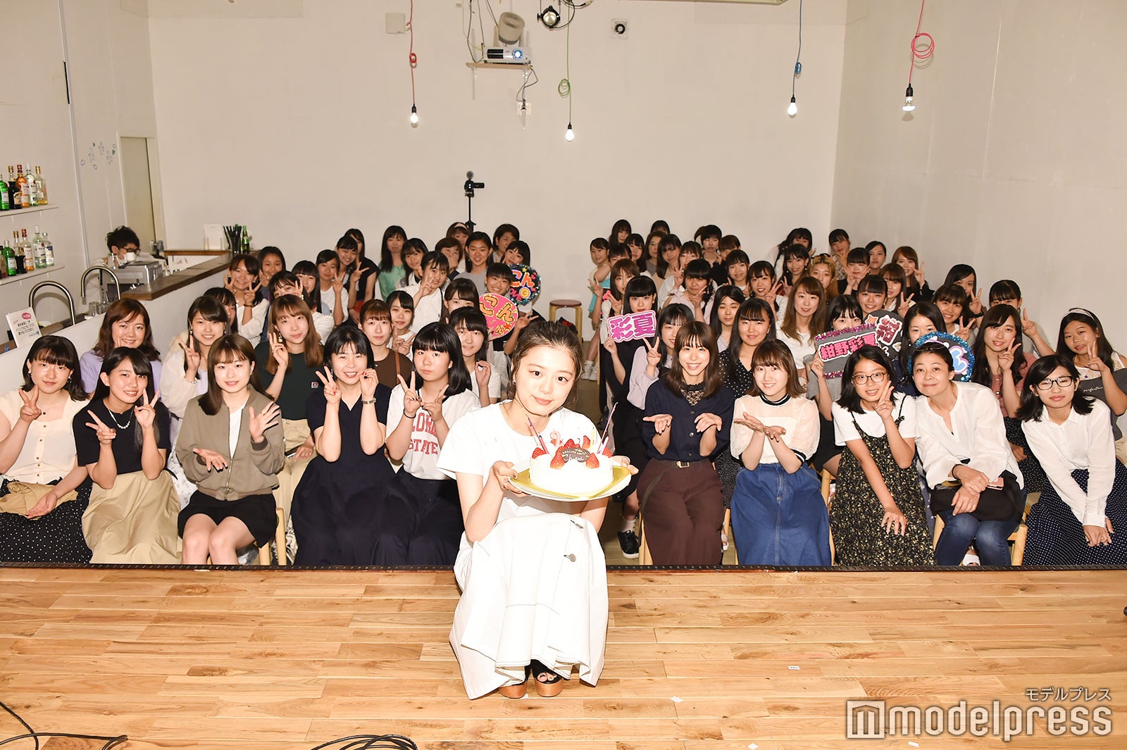 ファンと記念撮影／紺野彩夏ファンミーティング「HAPPY AYAKA DAY GIRLS FESTIVAL」の様子 （C）モデルプレス