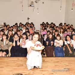 ファンと記念撮影／紺野彩夏ファンミーティング「HAPPY AYAKA DAY GIRLS FESTIVAL」の様子 （C）モデルプレス