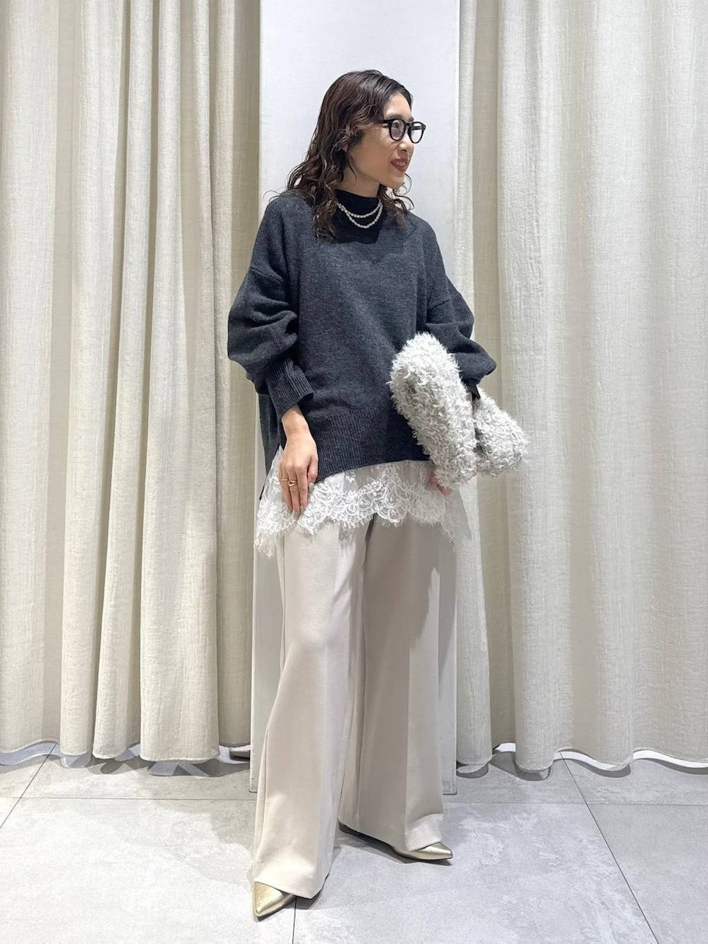 ニットの裾からレースをちらっと見せるのがポイントです　出典：WEAR