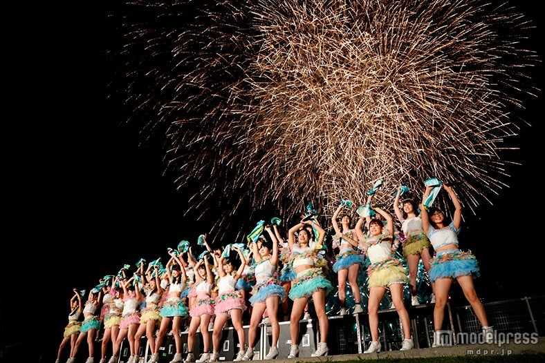 「メロンジュース」ではサプライズ花火も（C）AKS