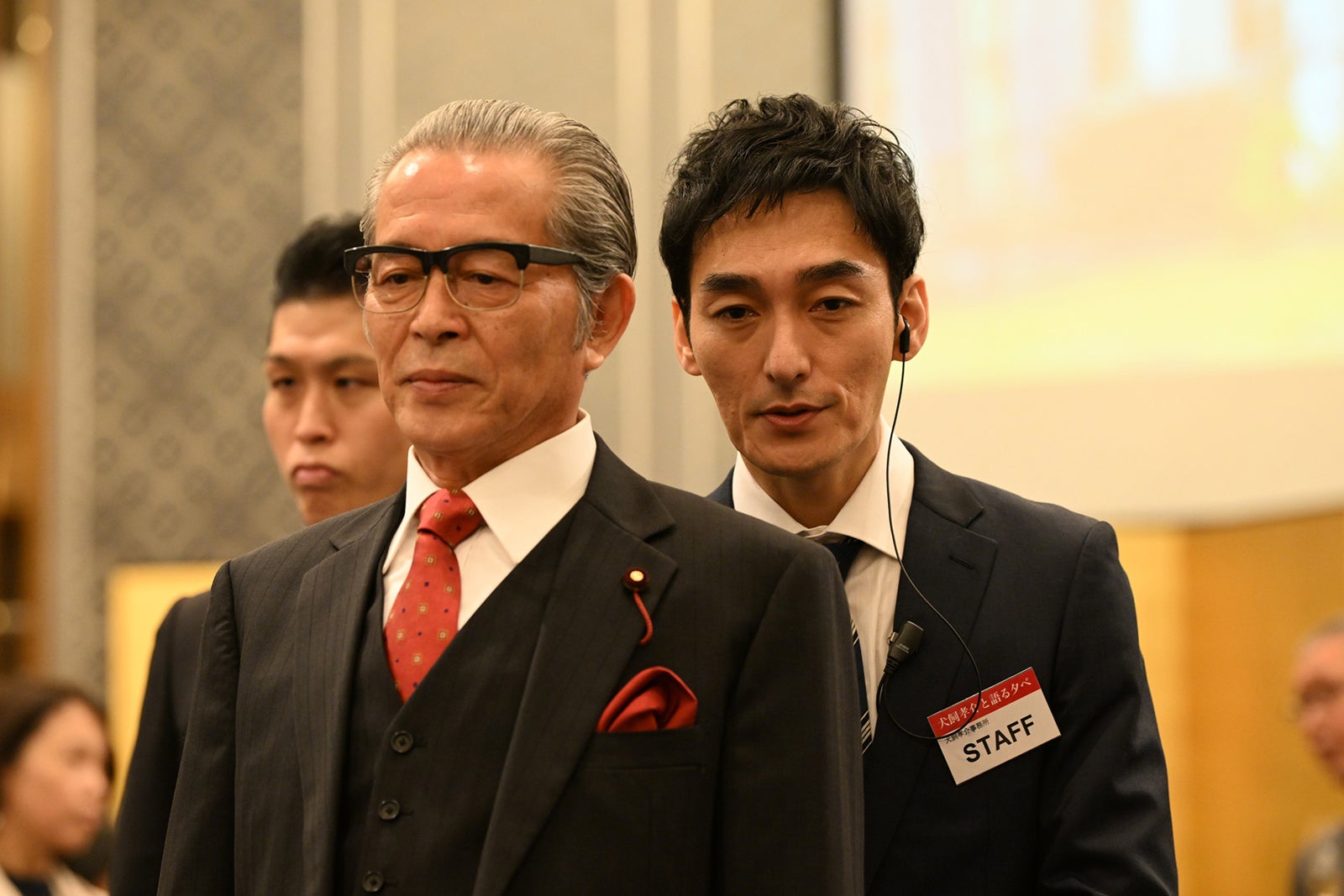 本田博太郎、草なぎ剛 「罠の戦争」第1話より（C）カンテレ