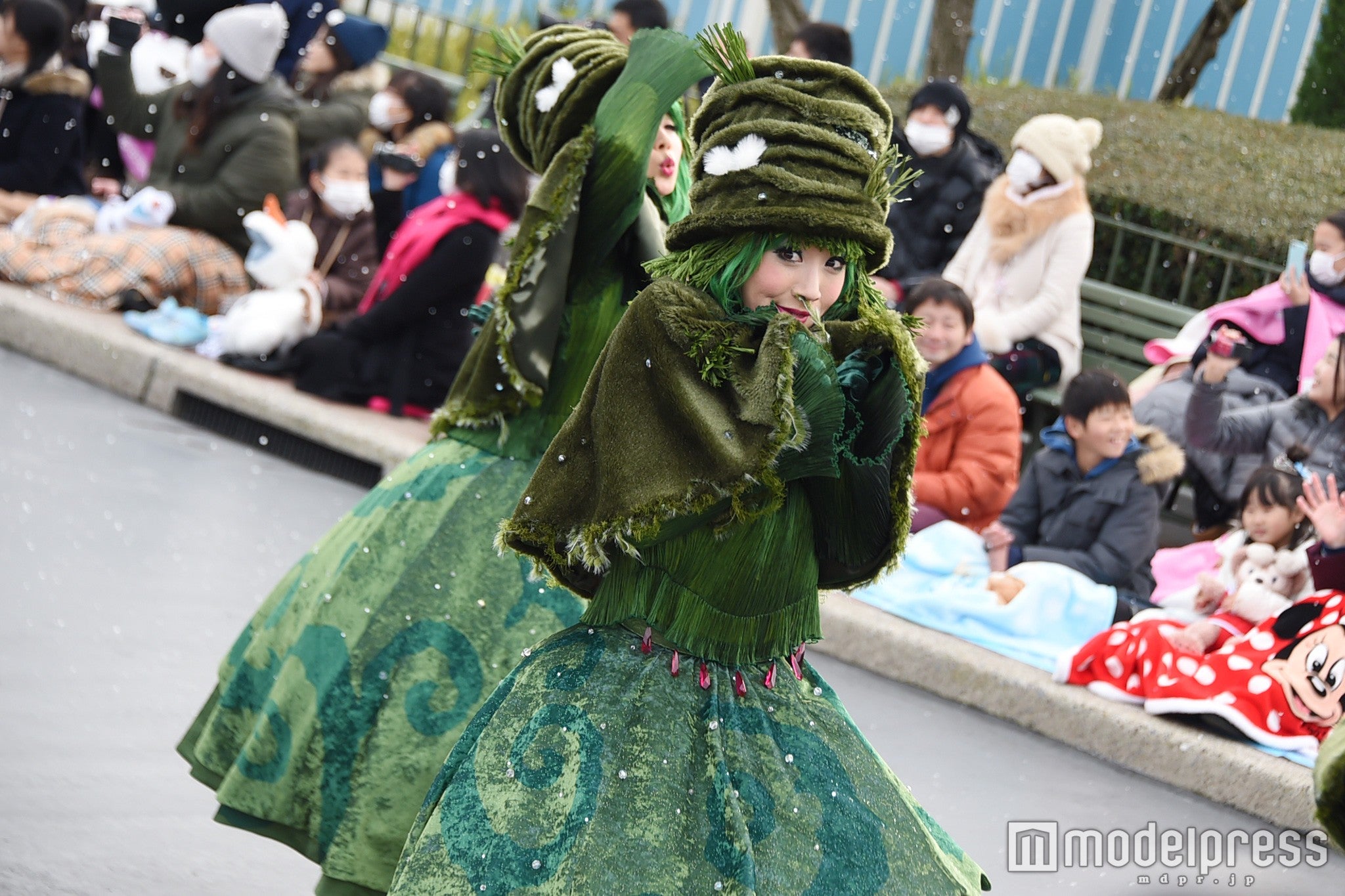 苔をイメージしたコスチュームのダンサーたち／「フローズンファンタジーパレード」（C）モデルプレス