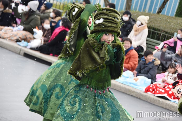 苔をイメージしたコスチュームのダンサーたち/「フローズンファンタジーパレード」(C)モデルプレス
