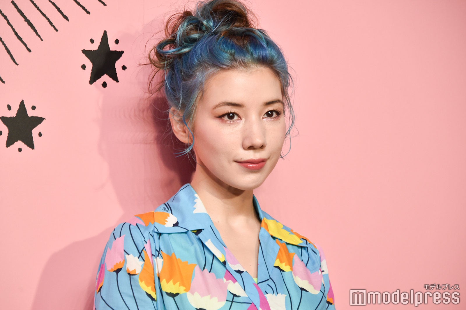 仲里依紗、ブルーヘアとリンク“朝ドラちっく”鮮やかレトロワンピで彩る