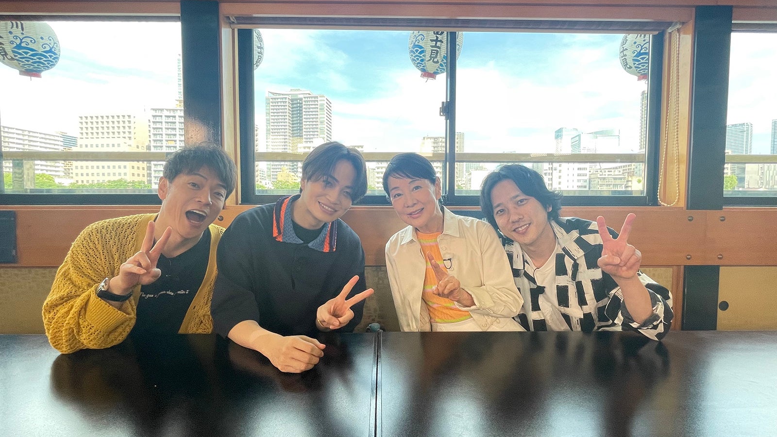 （左から）陣内智則、菊池風磨、吉永小百合、二宮和也（C）日本テレビ