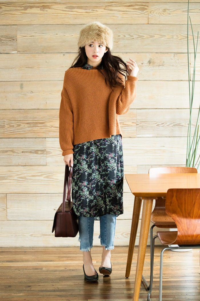 テラコッタバックレイヤードニット¥4,590/AMERICAN HOLIC(AMERICAN HOLICプレスルーム)、フラワープリントロングシャツ¥8,900/ENVYM、パッチワークカットオフデニム¥8,990/OZOC、ファーハット¥9,800/グレヴィ(スローブ イエナ渋谷店)、メッシュレザーバッグ¥4,990/E hyphen world gallery(E hyphen world galleryルミネエス新宿)、グリーンパンプス¥17,000/ELFORBR(C)TOPLOG