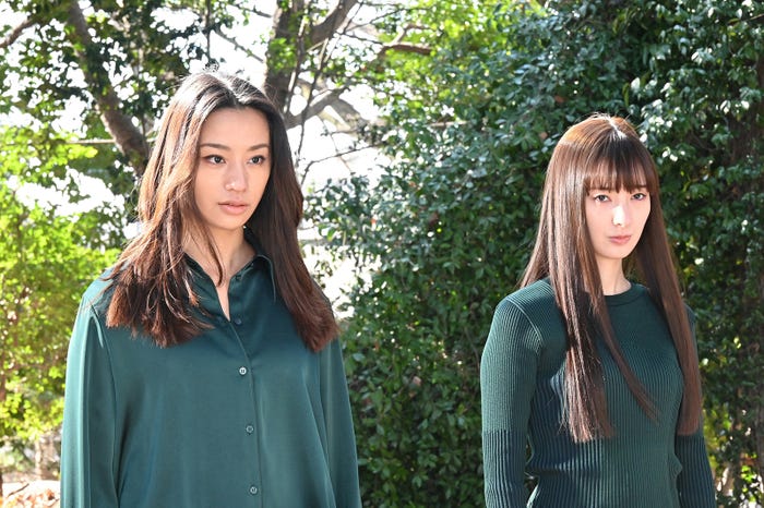 高橋メアリージュン、宮本茉由「新空港占拠」第6話より(C)日本テレビ