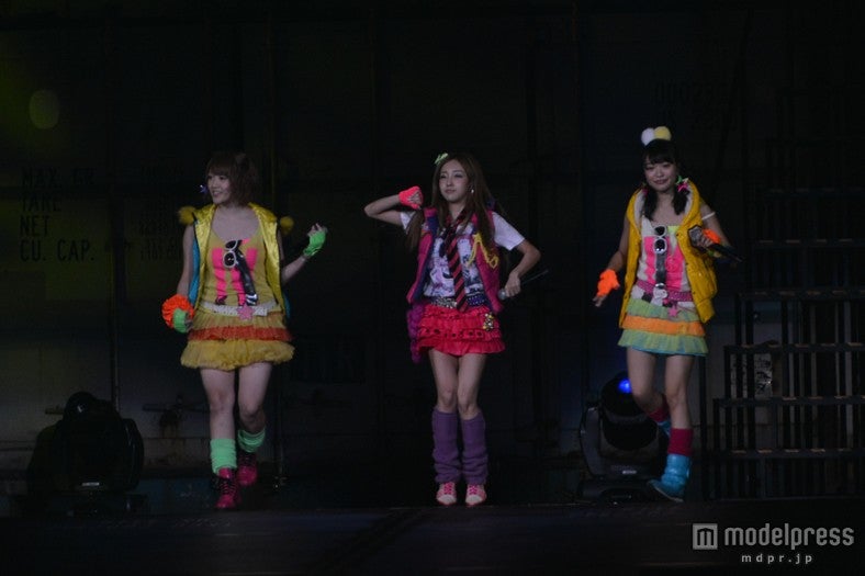 （左から）佐藤亜美菜、板野友美、北原里英／「AKB48 2013 真夏のドームツアー～まだまだ、やらなきゃいけないことがある～」東京ドーム公演2日目より