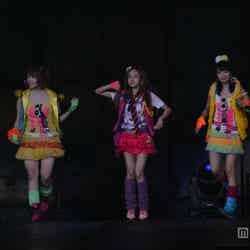 （左から）佐藤亜美菜、板野友美、北原里英／「AKB48 2013 真夏のドームツアー～まだまだ、やらなきゃいけないことがある～」東京ドーム公演2日目より