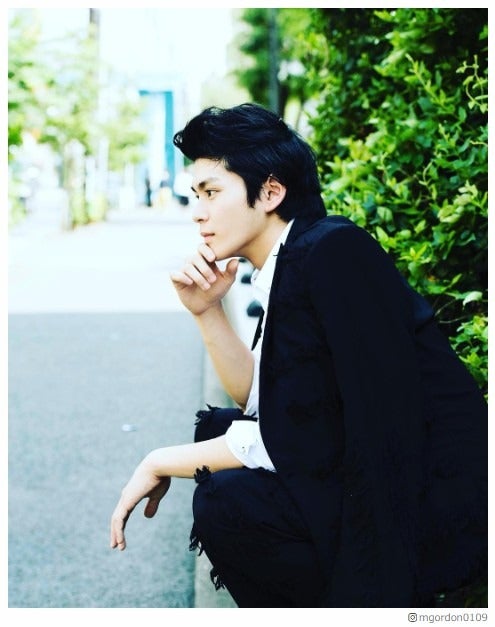 新田真剣佑の弟・眞栄田郷敦（まえだごうどん）、前髪アップの新ビジュアル公開「真剣佑に似てる」の声